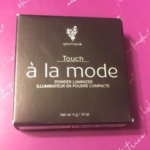 Younique Touch a la mode powder luminizer